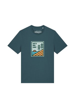 Dunkelgrünes T-Shirt mit einer Grafik, die einen Sonnenuntergang über Wasser, Bäumen und Hügeln zeigt, und dem Text "LET'S GET LOST" auf der Brust.