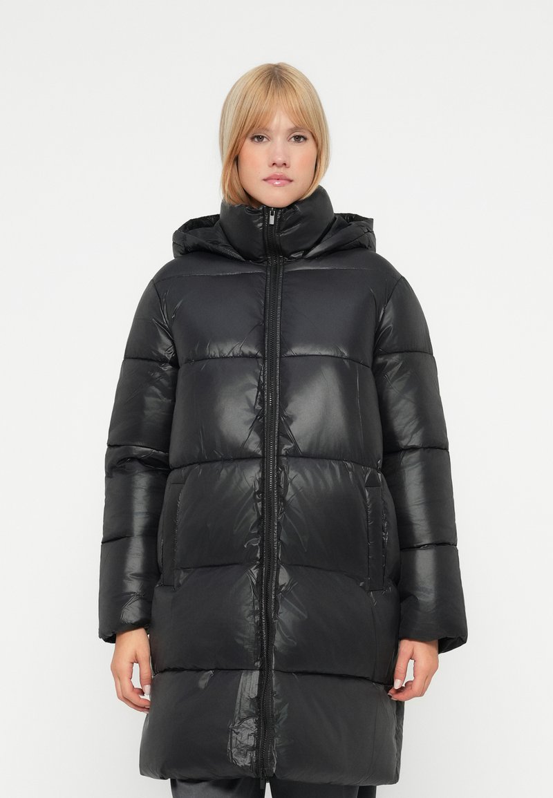 Casaco puffer preto com acabamento brilhante, apresentando uma capuz, fecho de correr completo e seções acolchoadas horizontais. Mangas longas e bolsos laterais visíveis.