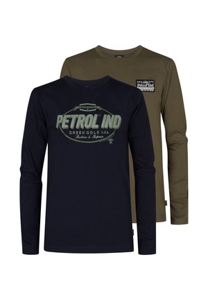 Deux t-shirts à manches longues : l'un est bleu marine avec un logo vert, l'autre est vert olive avec un petit patch logo. Les deux sont en coton.
