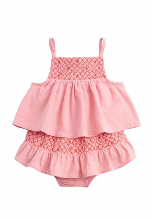 Vestido de bebé sin mangas rosa con corpiño floral fruncido y dobladillo con volantes, con una falda de capas y cubrepañales a juego debajo.