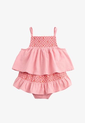 Rosa ärmelloses Babykleid mit smocked floralem Oberteil und gerafftem Saum, mit einem mehrschichtigen Rock und passenden Höschen darunter.