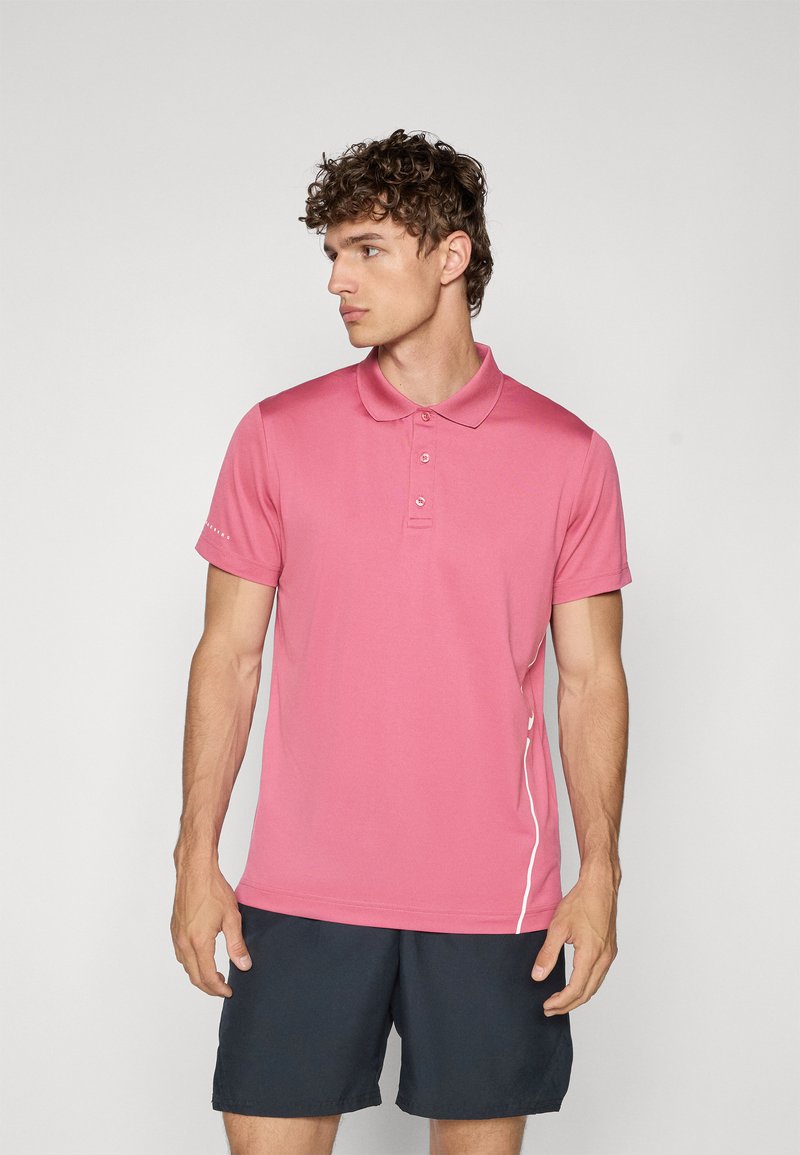 Camisa polo rosa com colarinho clássico, três botões, mangas curtas e um detalhe branco de lado. O tecido parece liso e ajustado.