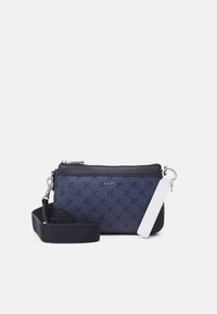 Sac bandoulière en tissu marine avec un design structuré, quincaillerie argentée, détail de logo, sangle réglable et accent blanc contrastant.