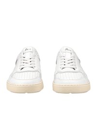 Weiße Leder-Sneaker mit perforierten Details, flachen Schnürsenkeln und einer cremefarbenen Gummisohle. Mit einem Logo auf der Zunge und der Seitenfläche.