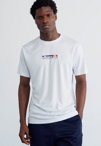 Ellesse CORBOBA TEE - Nyomott mintás póló - white