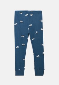 Blauwe kinderpajama broek van zacht materiaal, met een herhaald patroon van witte en grijze vrachtwagens. Inclusief elastische tailleband en afgeknipte pijpen.