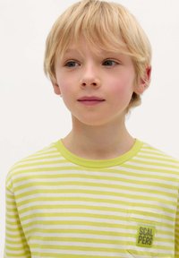 Groene en witte gestreepte t-shirt met een ronde hals, korte mouwen en een borstzak met een logo patch. Gemaakt van katoen.