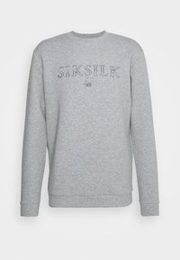 Sudadera gris con mangas largas, cuello redondo y logo bordado "SIKSILK" en color contrastante en el pecho. Textura de tela suave.