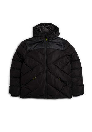 Černá péřová bunda s kapucí, která má ševronový vzor, síťované panely na ramenou, žluté zipy a elastické manžety.