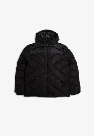 Černá péřová bunda s kapucí, která má ševronový vzor, síťované panely na ramenou, žluté zipy a elastické manžety.