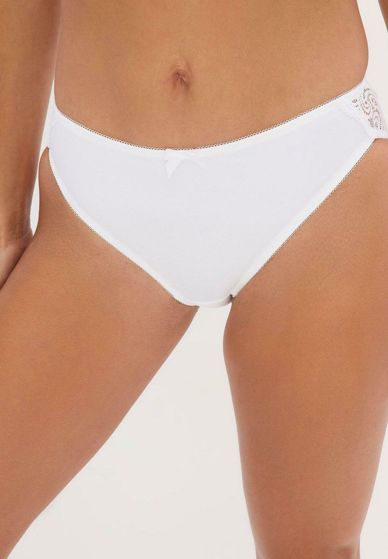 Culotte de bikini en coton blanc avec une texture lisse, dotée de détails en dentelle et d'un petit nœud à l'avant, conçue pour un ajustement taille basse.