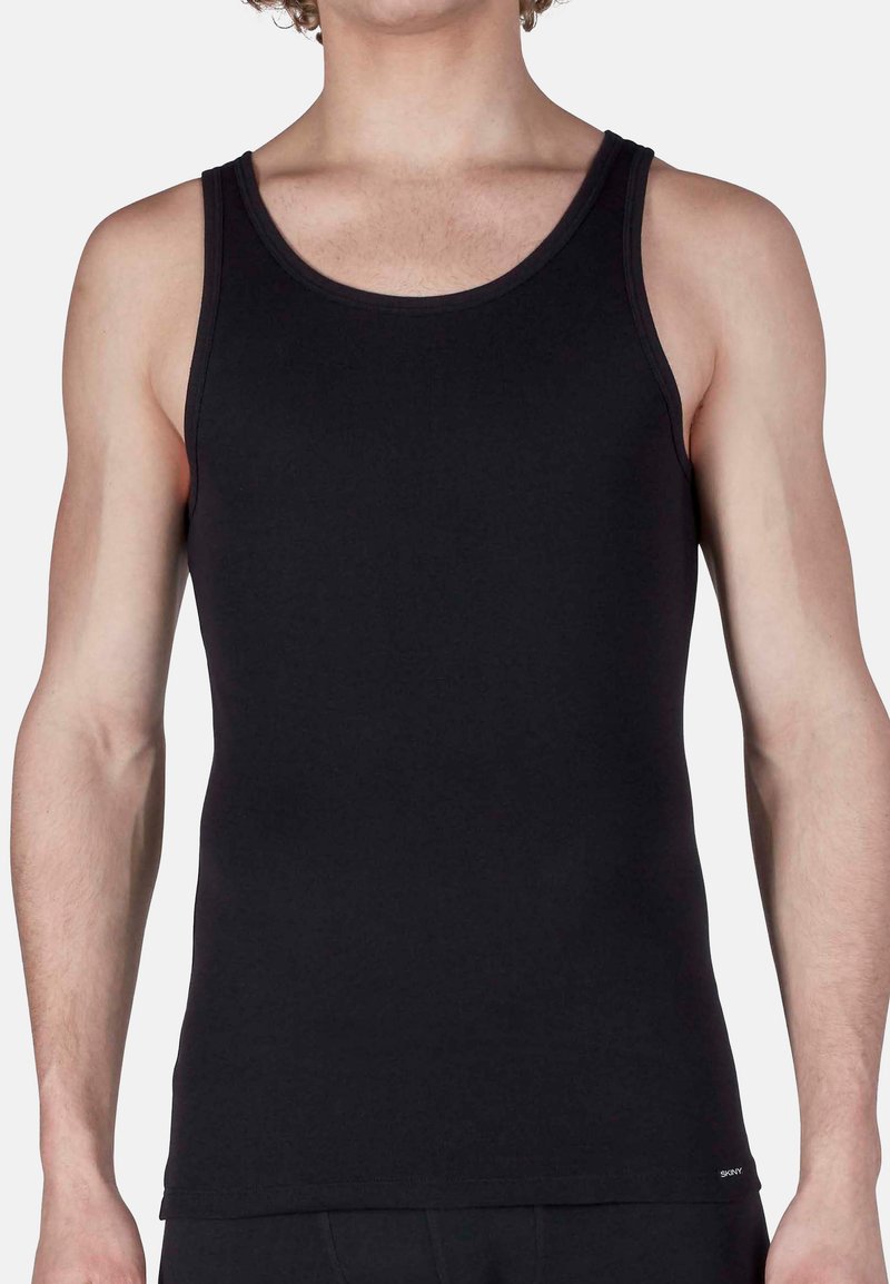 Top nero senza maniche realizzato in morbido cotone misto, con un taglio classico, spalline larghe e un design liscio e senza decorazioni.