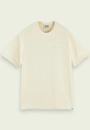 T-shirt à manches courtes couleur crème avec col rond et petit logo vert "Scotch & Soda" sur la poitrine ainsi qu'une étiquette à l'intérieur du col.