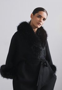 Alice + Olivia Pončo - black