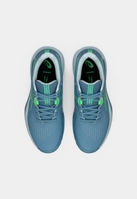 Αθλητικά παπούτσια ανοιχτού γαλάζιου χρώματος με επάνω μέρος από διχτυωτό υλικό, πράσινες λεπτομέρειες, διάτρητο σχέδιο και κορδόνια. Ενισχυμένη ενδιάμεση σόλα για άνεση και υποστήριξη.