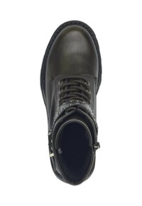 Botín de cuero negro con cordones en la parte delantera, ojales plateados y detalle de cremallera. Incluye una puntera reforzada y suela texturizada negra.