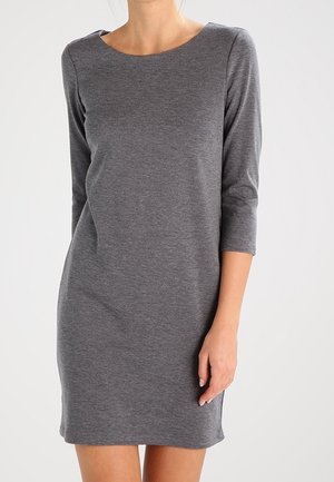 Abito grigio in jersey con scollo a barca e maniche a tre quarti. Il tessuto è morbido ed elasticizzato, offrendo una silhouette aderente.