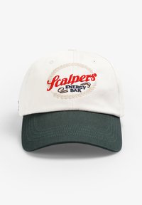 Gorra de béisbol de algodón blanca con visera verde oscuro. Presenta un logo bordado en rojo y azul de "Scalpers Energy Bar" en la parte frontal.