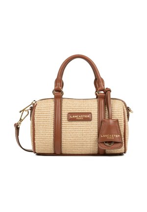 Sac à main tissé beige avec poignées en cuir marron, guipure, bandoulière amovible, et logo Lancaster Paris sur le devant ainsi qu'une étiquette attachée.