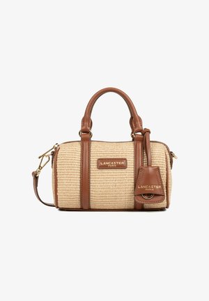 Sac à main tissé beige avec poignées en cuir marron, guipure, bandoulière amovible, et logo Lancaster Paris sur le devant ainsi qu'une étiquette attachée.