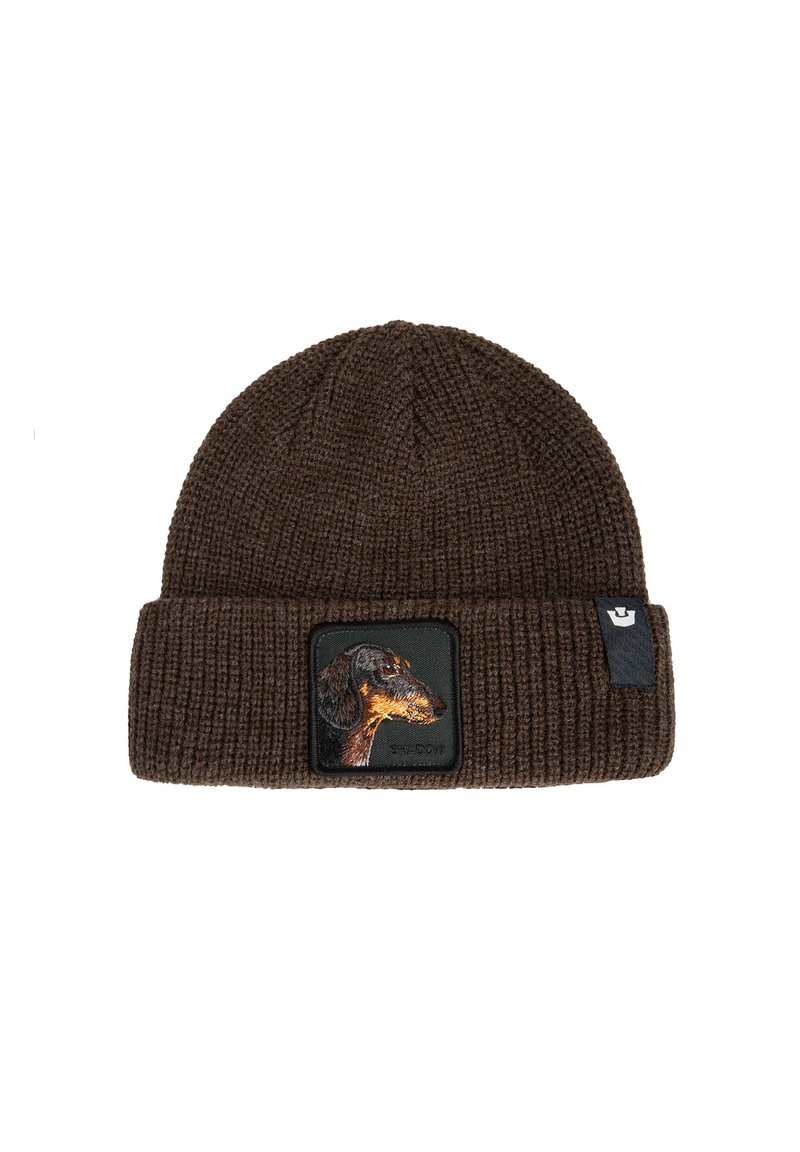 Beanie marrone lavorato a maglia con trama a coste e risvolto, con una patch ricamata a forma di testa di cane sul davanti e un'etichetta del marchio.