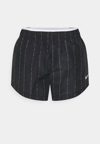 Pantalones cortos deportivos negros con un sutil patrón de rayas verticales y texto repetido "NIKE". Cintura elástica para mayor comodidad, textura de tela suave.