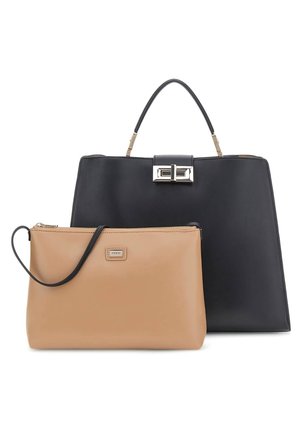 Czarna torebka strukturalna z górnym uchwytem i srebrną klamrą, zestawiona z mniejszą jasnobrązową saszetką z zamkiem błyskawicznym i cienkim czarnym paskiem.