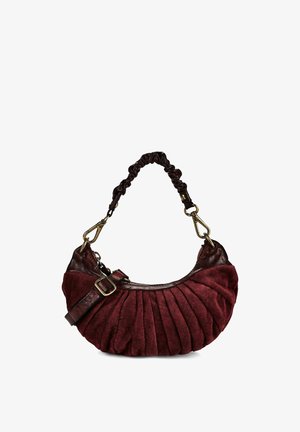 Bolso de mano de ante burdeos plisado con asa de cuero recogida, cierres dorados y detalle de correa de cuero ajustable sobre fondo blanco.