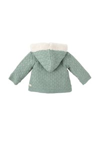 Chaqueta de punto verde claro con un patrón de diamante texturizado, que cuenta con una capucha de piel sintética suave de color crema y mangas largas.