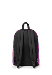 Černý a růžový batoh s nastavitelnými popruhy, horní rukojetí a hladkým, strukturovaným povrchem, který zdobí barevné abstraktní vzory.