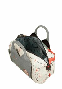 Handtasche aus weißem Leder mit mehrfarbigen abstrakten Mustern, grauen Wildleder-Akzenten und zwei kurzen Griffen; Reißverschluss oben.