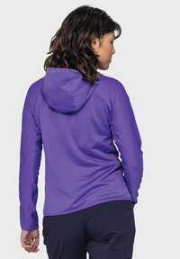 Lila Kapuzenoberteil mit langen Ärmeln und gestreifter Textur. Hat eng anliegende Ärmel und einen lockeren Schnitt, von hinten gezeigt.