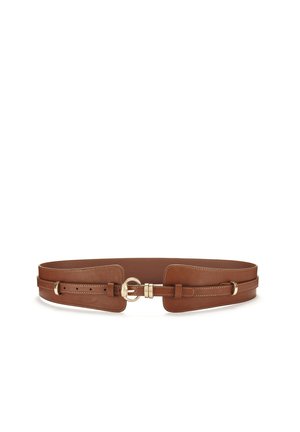Ceinture en cuir marron avec larges panneaux latéraux et boucle en métal doré au centre sur fond blanc.
