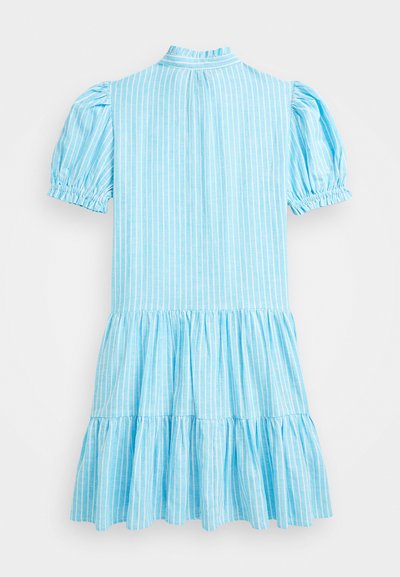 Robe rayée bleu clair avec de courtes manches bouffantes, un col montant et un ourlet à volants en étages. Fabriquée en tissu doux et léger.