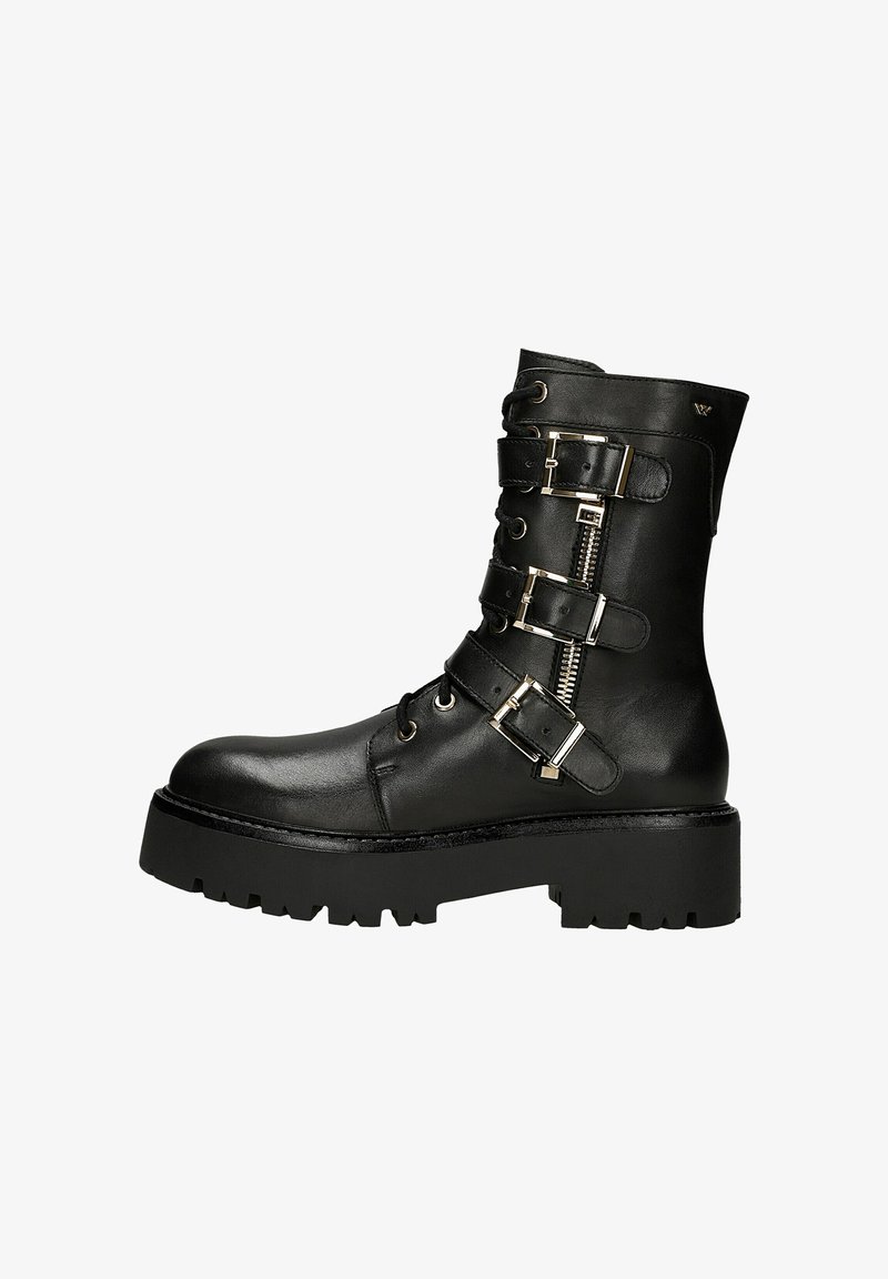 Czarne skórzane botki za kostkę z masywną podeszwą, trzema regulowanymi klamrami, zamkiem błyskawicznym z boku i gładką teksturą. Podeszwa platformowa dla dodatkowego wzrostu.