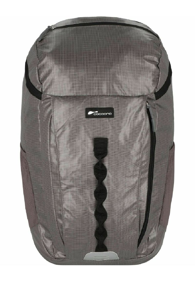 Mochila gris hecha de un tejido texturizado con acentos de cremallera negra, un bolsillo frontal y un detalle en bucle en el centro. Logotipo en el panel frontal.