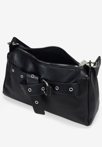 Bolso de mano de cuero negro con un acabado texturizado, que cuenta con un cierre de cremallera, detalle de correa con hebilla y acentos en hardware plateado.
