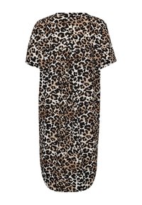 Klänning med leopardmönster som har korta ärmar, en avslappnad passform och rundad nederkant. Tillverkad av ett mjukt tyg med en slät yta.