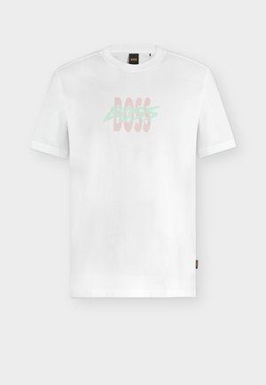 T-shirt blanc à manches courtes et col rond avec le texte superposé "BOSS" en rose et vert clair sur la poitrine, et une petite étiquette noire de la marque près de l'ourlet.