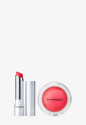 Rossetto MAC in tubo argento con bullet rosso brillante e blush cremoso in contenitore circolare trasparente, con una tonalità rosa audace.