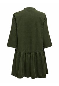 Robe en tissu côtelé vert foncé avec des manches trois-quarts, un col rond et un ourlet froncé, créant une silhouette évasée.