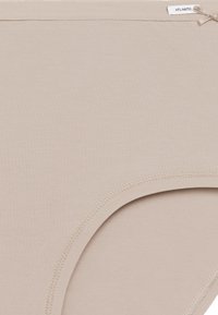 Beżowa damska bielizna wykonana z miękkiej bawełny, charakteryzująca się gładką teksturą, elastycznym pasem i metką z napisem "ATLANTIC".