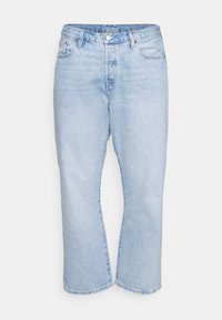 Jasnoniebieskie dżinsy o wysokim stanie i prostych nogawkach z guzikami z przodu, zamek błyskawiczny oraz pięcioma kieszeniami na białym tle.