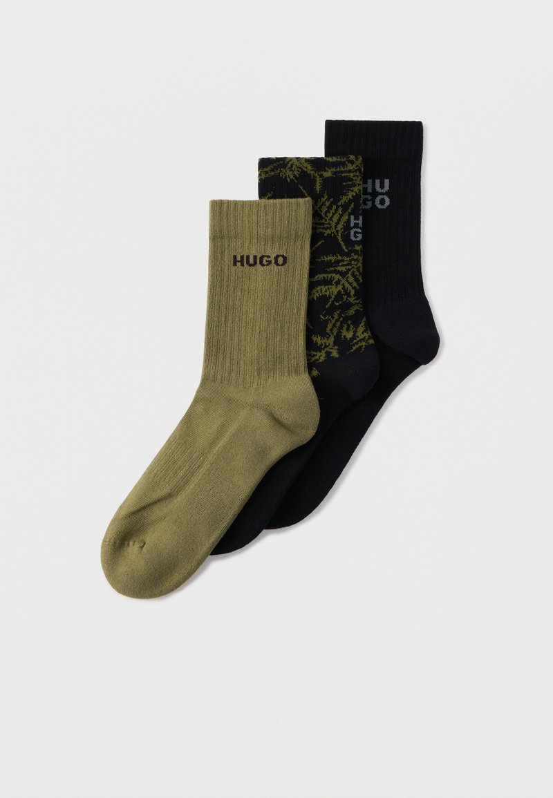 Kolmen sukan setti: oliivinvihreä, musta vihreällä kuviolla ja yksivärinen musta. Resorakenteinen, kahdessa parissa "HUGO"-logo.