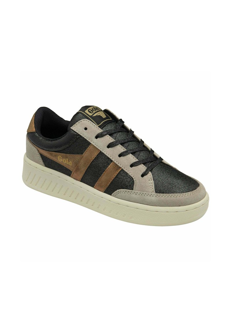 Sneaker basse nere e marroni con accenti in suede beige, chiusura con lacci, suola testurizzata di colore crema, marchiato "Gola" sul lato e sulla linguetta.
