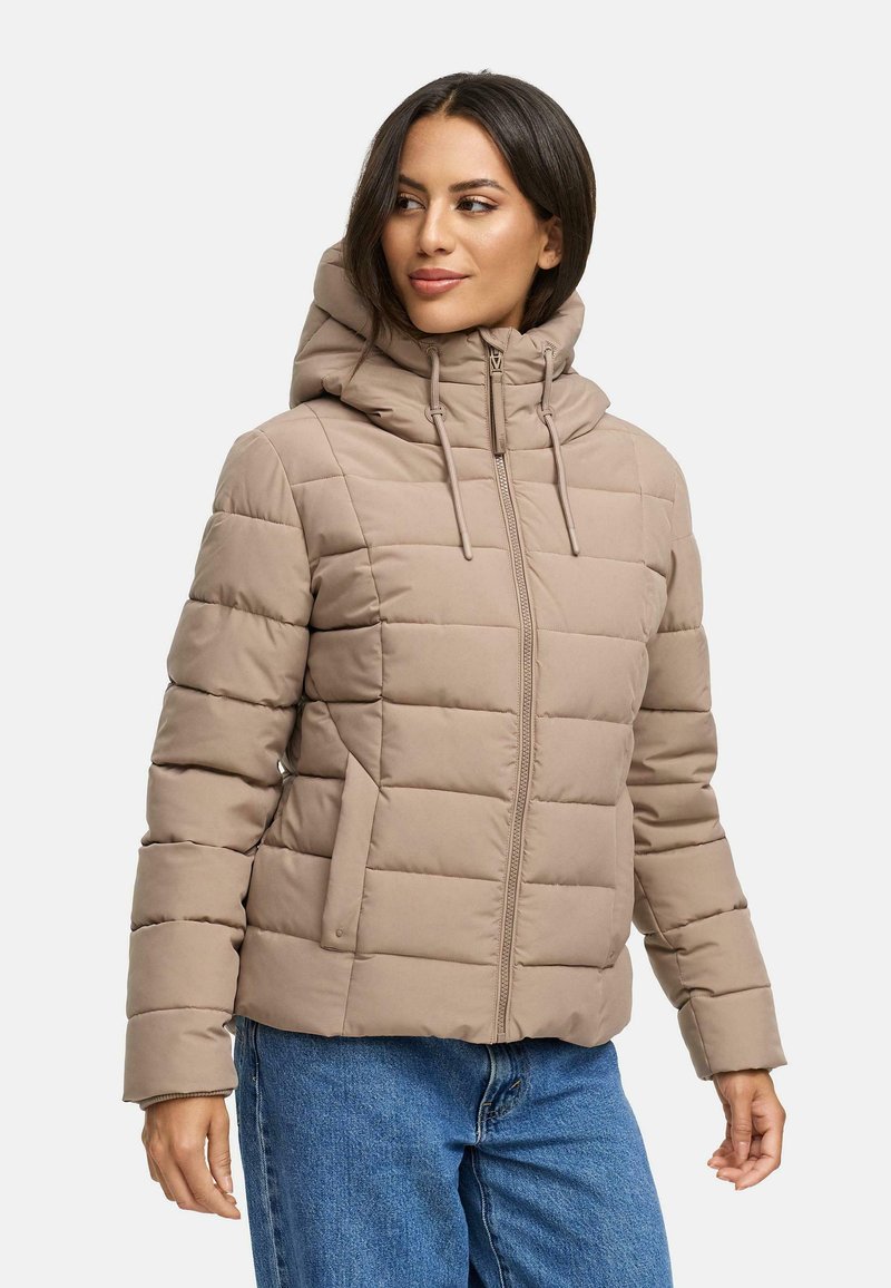 Beige gewatteerde jas met een afneembare capuchon, zichtbare stiknaden, ritssluiting aan de voorkant en verstelbare trekkoorden. Draag over een blauwe spijkerbroek.