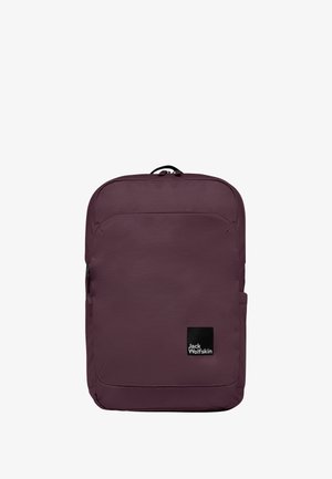 Sac à dos violet foncé en tissu texturé, comportant une poignée supérieure, une poche zippée à l'avant et un patch logo noir en bas.