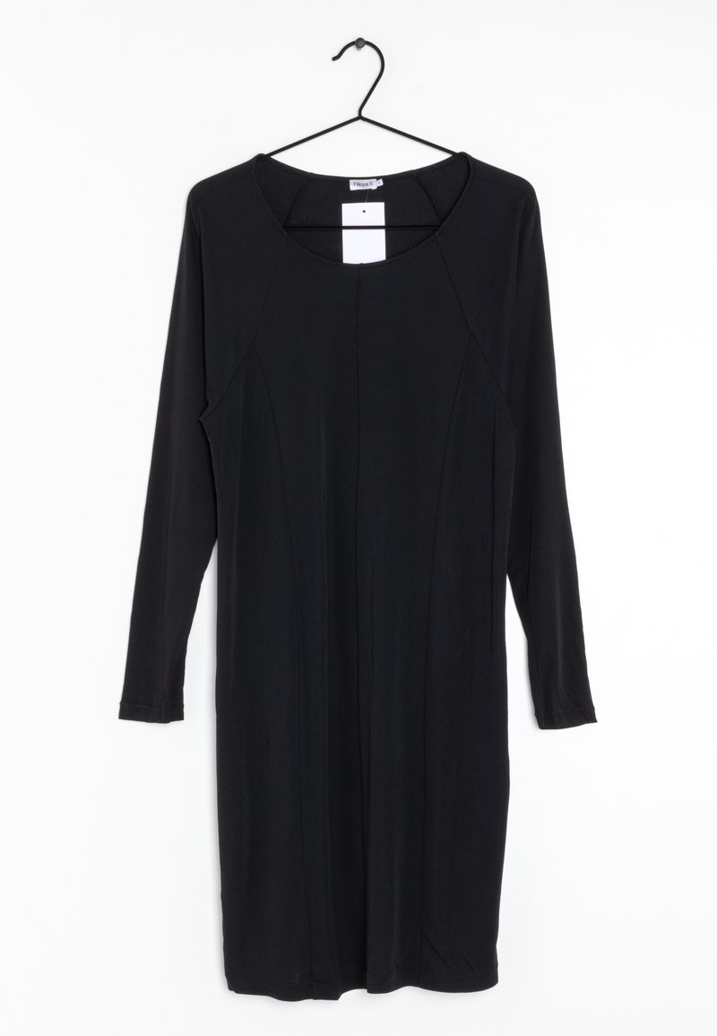 Robe noire à manches longues, longueur genou, avec un col rond, suspendue à un cintre noir sur un fond blanc.