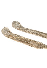 Des sangles dorées ornées de strass transparents, présentant un design flexible avec une texture scintillante et une finition lisse.