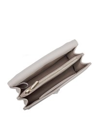 Portafoglio beige chiaro con un'esterno testurizzato, dotato di chiusura a zip superiore e molteplici scomparti, incluso un comparto con zip.